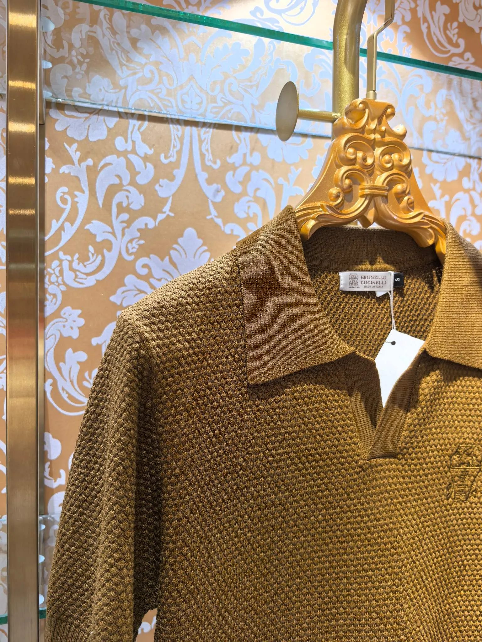 The counter is synchronized with Brunello Cucinelli 🇮🇹BC 2026/ss New Arrival sweater with logo embroidery on the chest. The fabric is perfectly made with 14 needles of imported machines. The counter restores the upper body spirit Comfortable Breathable Slim fit Color Brown Sizes S M L XL